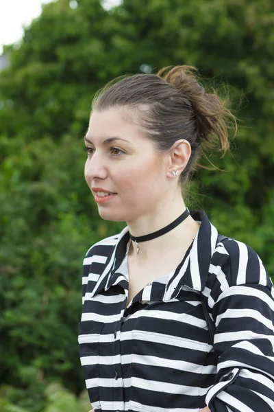 Menina bonita no vestido de verão ao ar livre — Fotografia de Stock