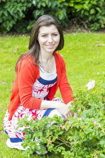 Vacker brunett utomhus porträtt — Stockfoto