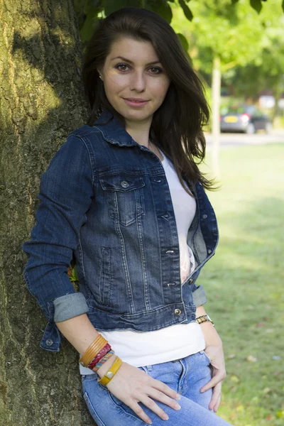 Mooi meisje in de buurt van een boom — Stockfoto