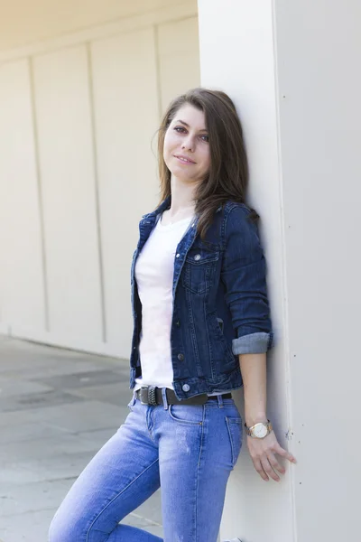 Молодая женщина в джинсах на открытом воздухе — стоковое фото