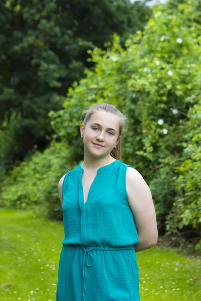 Портрет девушки в летнем парке — стоковое фото