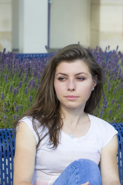 Portret van een meisje op een zomerdag — Stockfoto