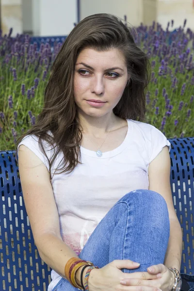 Portret van een meisje op een zomerdag — Stockfoto