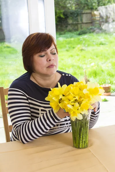 Šťastný střední věku žena s žlutá kytice — Stock fotografie