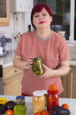 Marine sebze ile olgun kadın