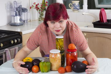 Marine sebze ile olgun kadın