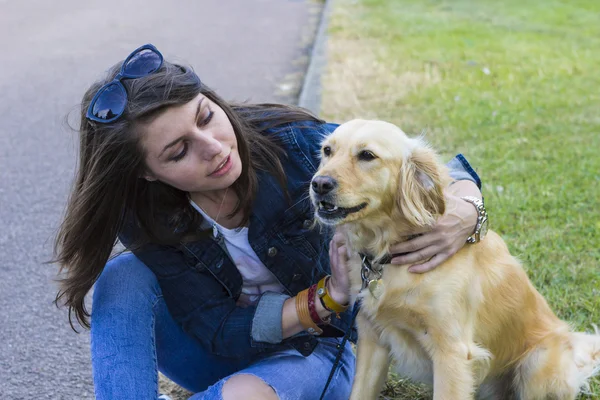Chica jugando con el perro en el día de verano — Foto de Stock