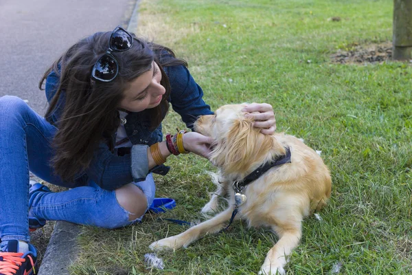 Chica jugando con el perro en el día de verano — Foto de Stock