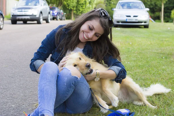 Chica jugando con el perro en el día de verano — Foto de Stock