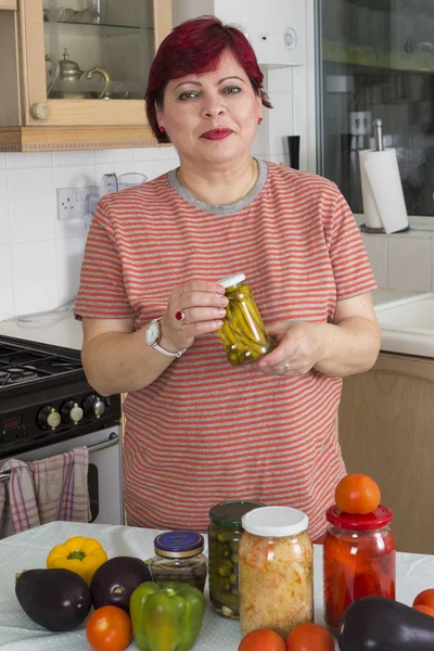 Зрелая женщина с маринованными овощами — стоковое фото
