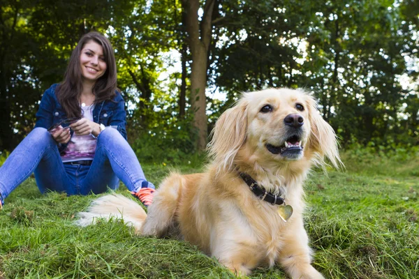 Chica jugando con el perro en el día de verano — Foto de Stock