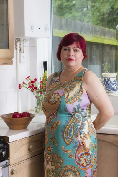 Mulher madura perto da janela dentro de casa — Fotografia de Stock