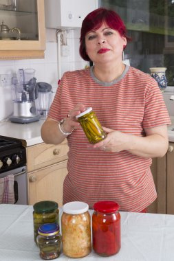 Marine sebze ile olgun kadın