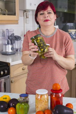 Marine sebze ile olgun kadın