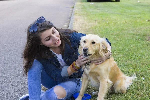 Chica jugando con el perro en el día de verano — Foto de Stock