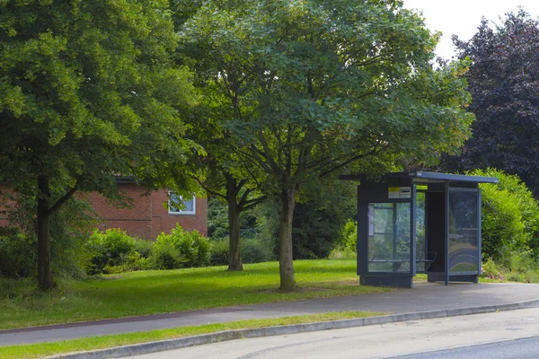 Empty bus stop in Greenleys, Milton Keynes — Stock Photo, Image