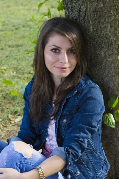 Mooie brunette in zomer park — Stockfoto