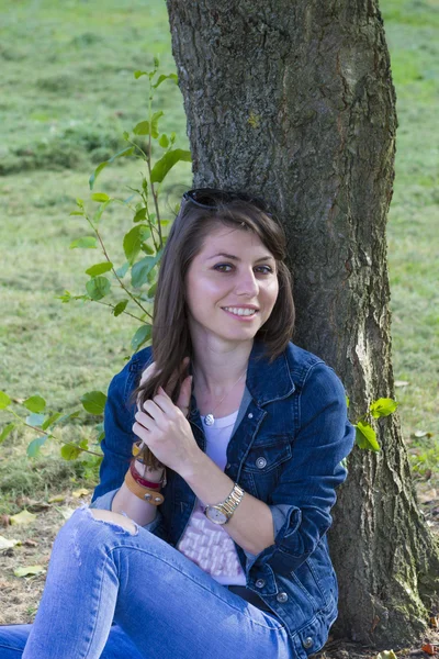 Mooie brunette in zomer park — Stockfoto