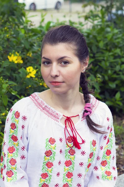 Menina em blusa romena tradicional — Fotografia de Stock