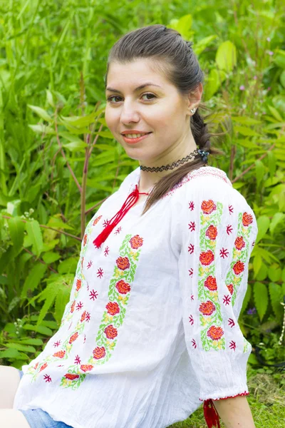 Menina em blusa romena tradicional — Fotografia de Stock