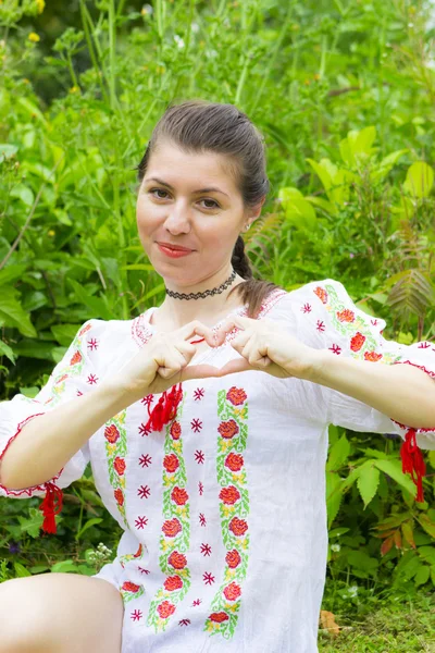 Menina em blusa romena tradicional — Fotografia de Stock