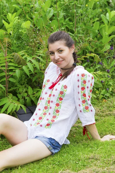 Mädchen in traditioneller rumänischer Bluse — Stockfoto