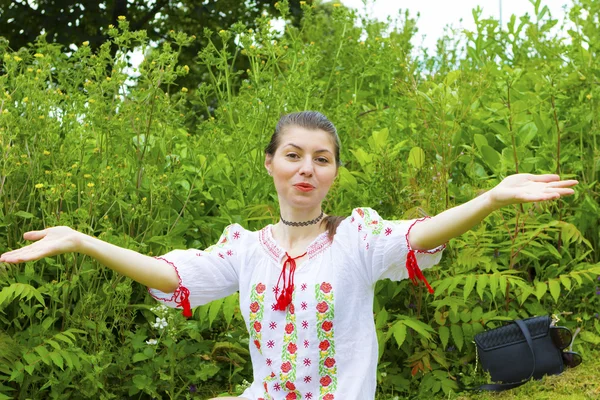 Menina em blusa romena tradicional — Fotografia de Stock