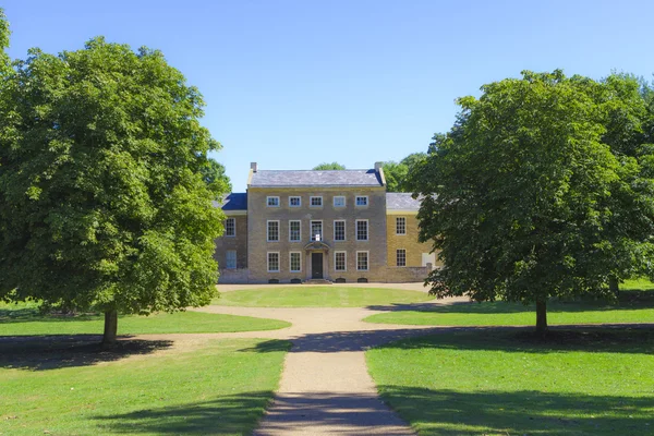 Skvělá Linford manor komplex pod modrou oblohou — Stock fotografie
