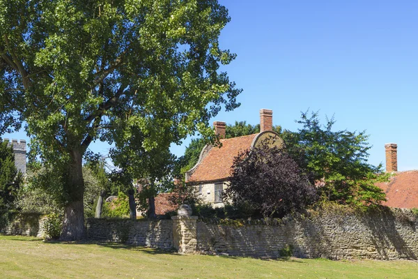 Great Linford manor complex under blue sky — Stock Photo, Image