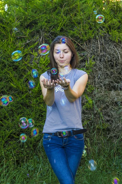 Charmiga brunett med bubblor utomhus — Stockfoto