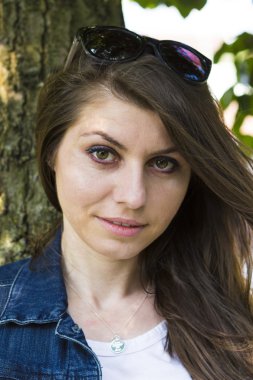 Yaz parkta güzel esmer