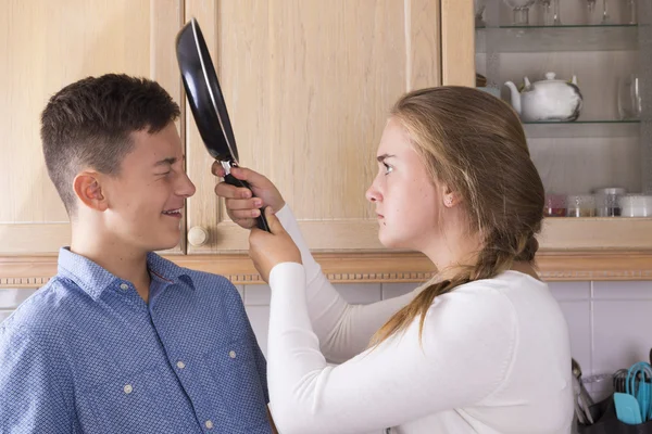 Los hermanos adolescentes que tienen lucha en la cocina — Foto de Stock