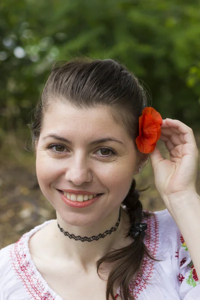 Ragazza in camicetta tradizionale rumena — Foto Stock