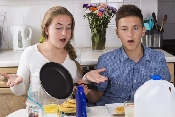 Surpised syskon på frukostbordet — Stockfoto