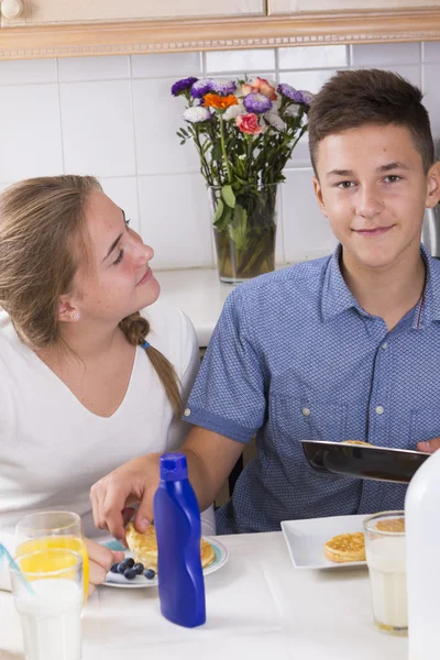 Brother and sister having breakfast — Stock Photo, Image