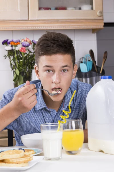 Menino comer café da manhã saudável em casa — Fotografia de Stock