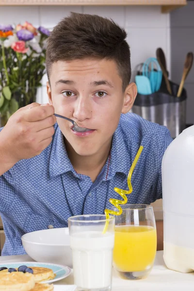 Niño comiendo desayuno saludable en casa — Foto de Stock