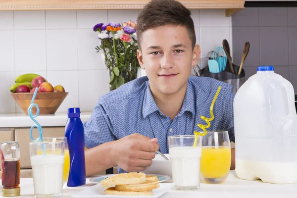 Menino comer café da manhã saudável em casa — Fotografia de Stock