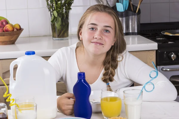 Menina tomando café da manhã na cozinha — Fotografia de Stock