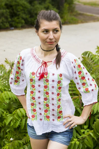 Chica en blusa tradicional rumana — Foto de Stock