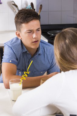 Genç çift kapalı tartışmayı