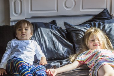 Evde yatakta yatan çocuklar