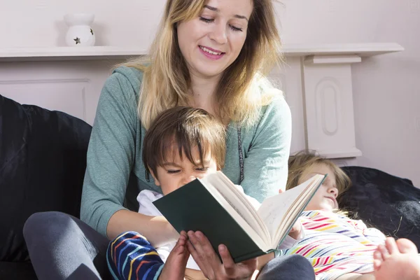 Madre leyendo a los niños en la cama —  Fotos de Stock