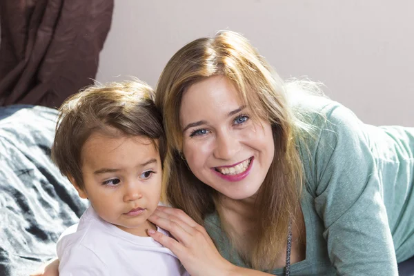 Family portrait in bed at home — Stock Photo, Image