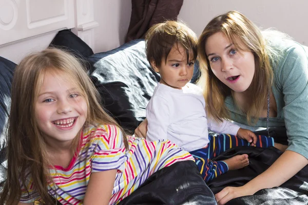 Family portrait in bed at home — Stock Photo, Image