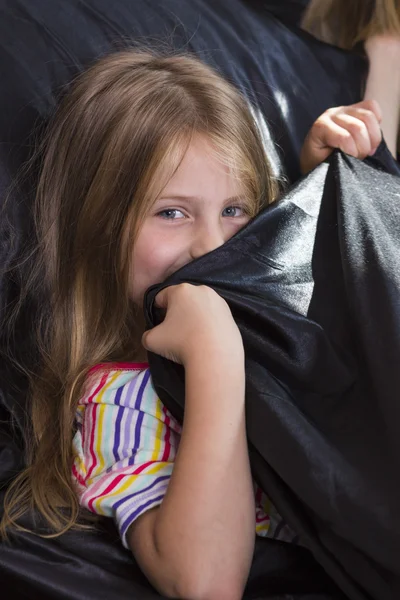 Niña acostada en la cama en casa — Foto de Stock