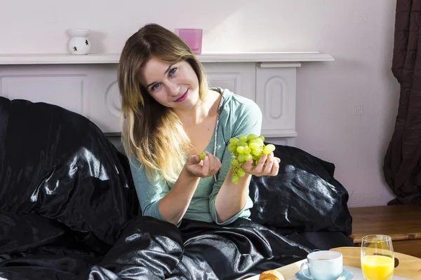 Chica desayunando en la cama — Foto de Stock