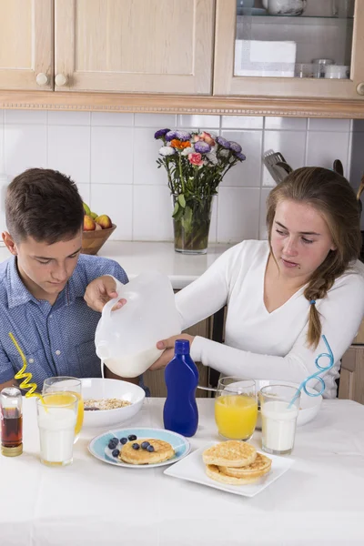 Teenage couple having breakfast together — Stock Photo, Image