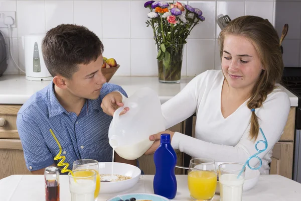 Pareja adolescente desayunando juntos — Foto de Stock