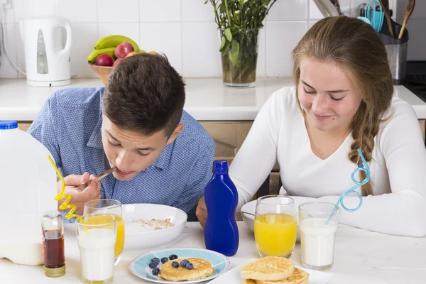 Teenage par har frukost tillsammans — Stockfoto